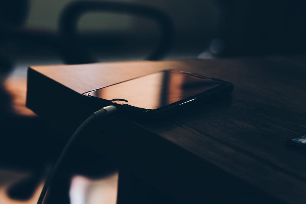 Sfaturi Utile Cand se incarca telefonul pentru ca bateria sa tina mai mult