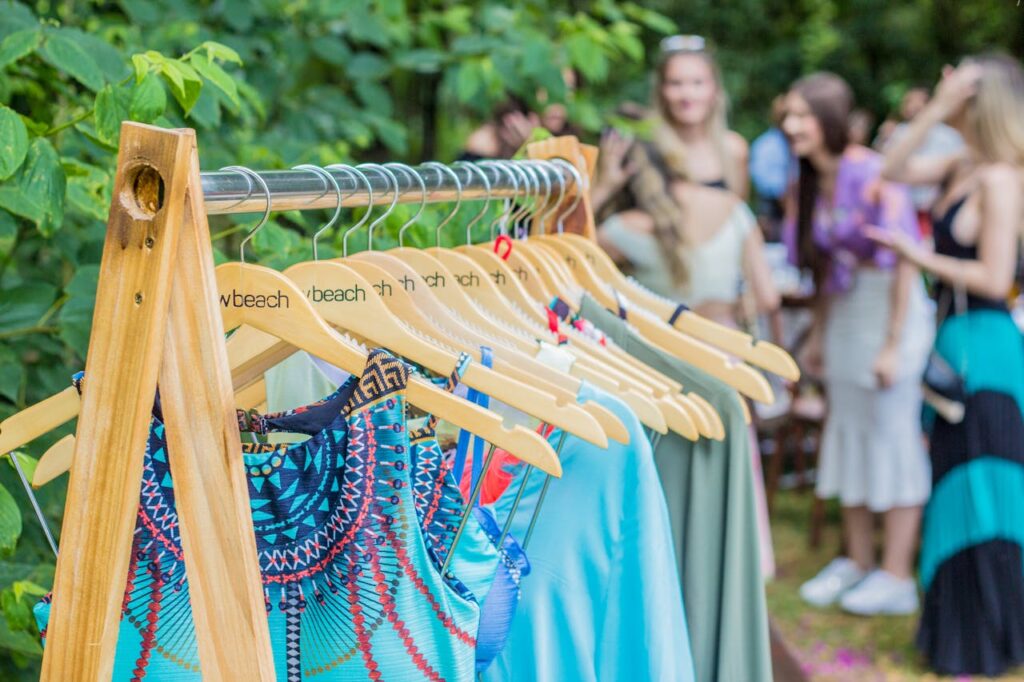 Sfaturi Utile Ce inseamna cand visezi haine second hand